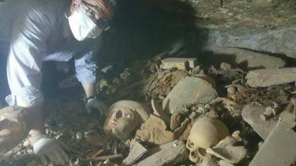 Человеческие останки и артефакты были найдены разбросанными в гробнице.